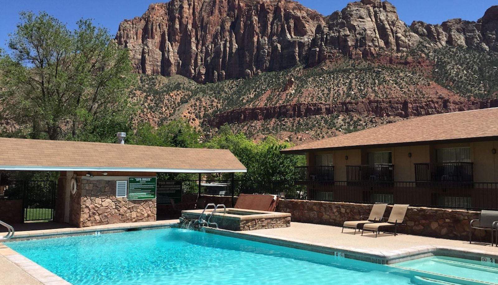 Piscina - Bumbleberry Inn