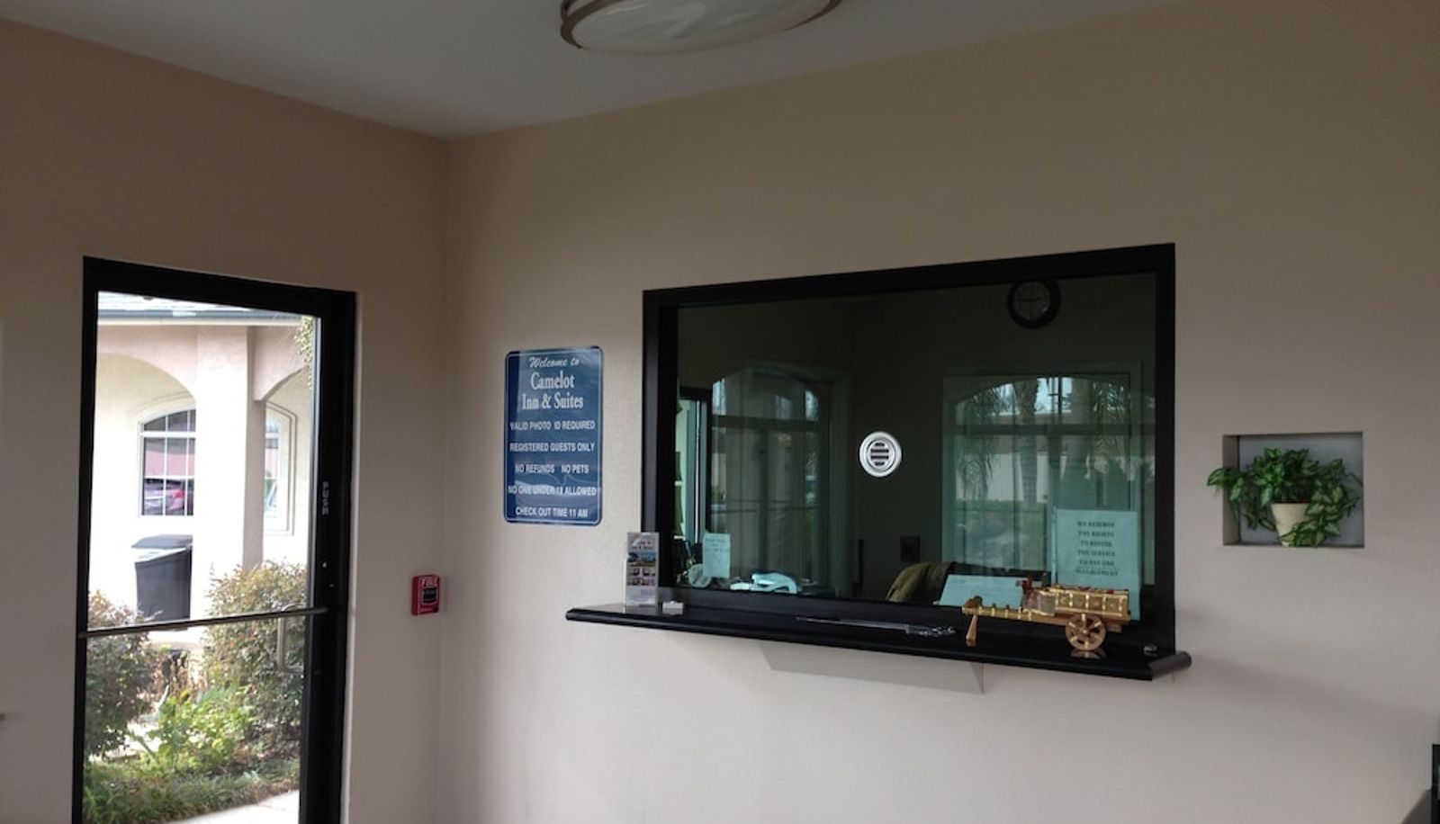 Recepcja - Camelot Inn & Suites Highway 290 NW Freeway
