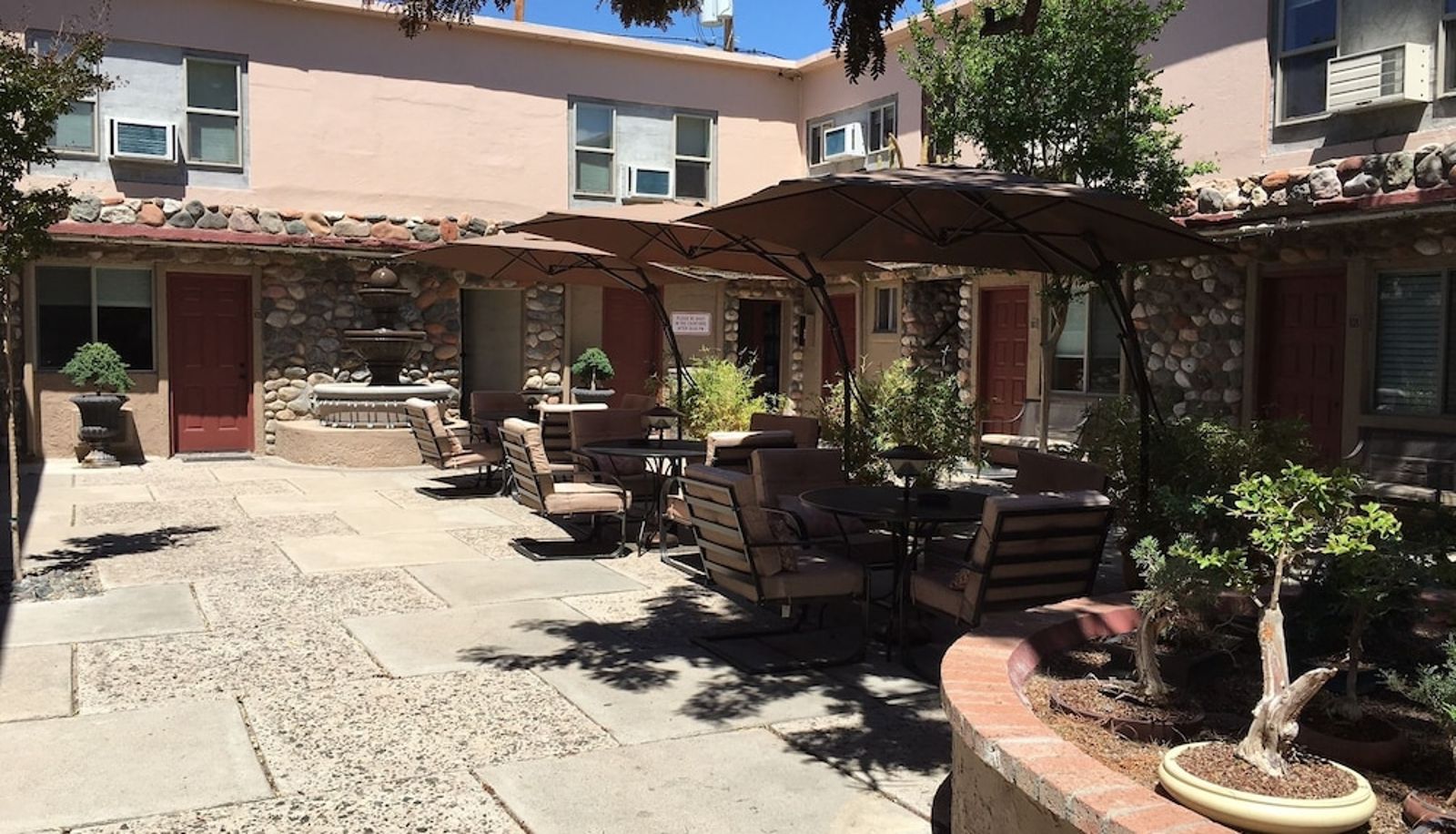 Terraza - The Iron Horse Inn