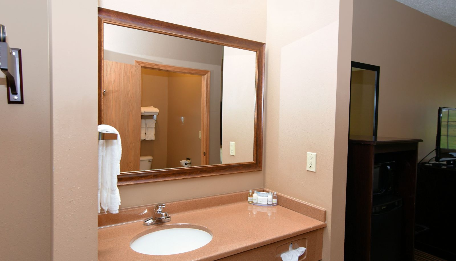 Room - Cobblestone Inn & Suites - Lake View