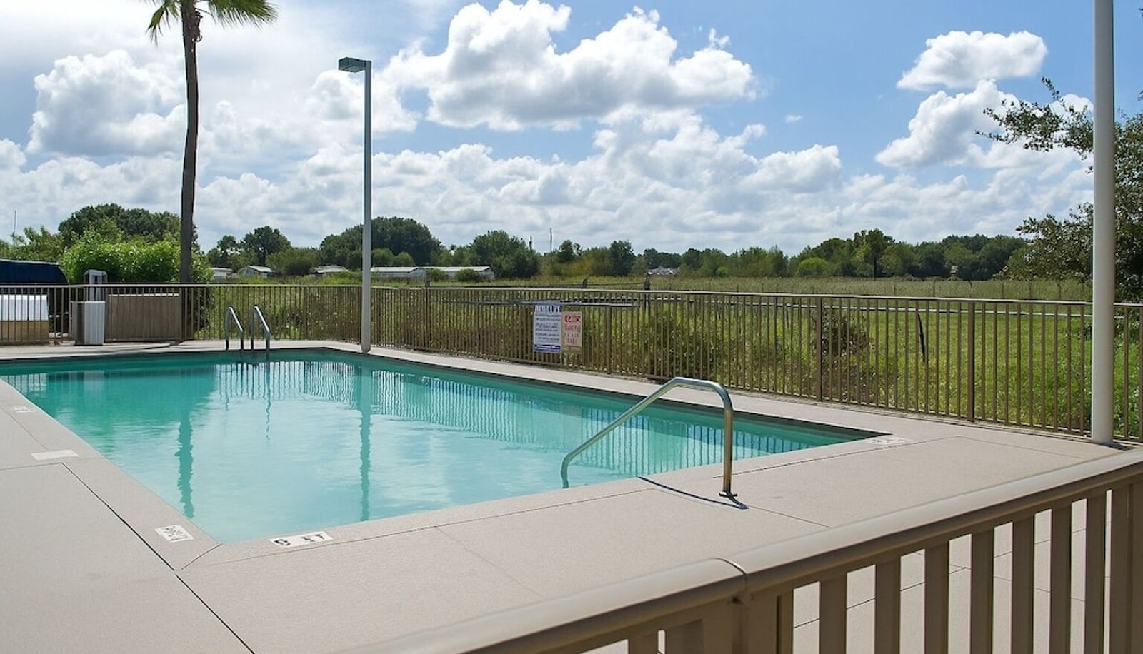 Piscine - Serena Inn