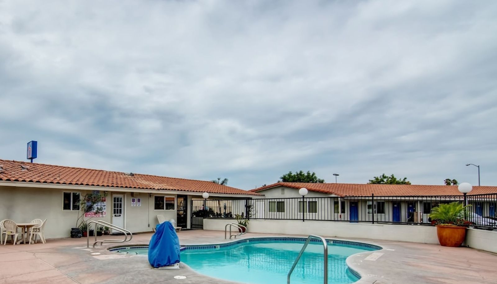 Pool - MOTEL 6 MANTECA