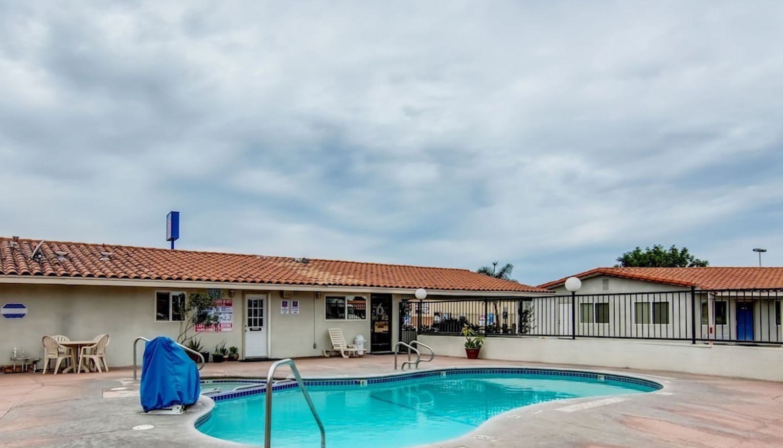 Pool - MOTEL 6 MANTECA
