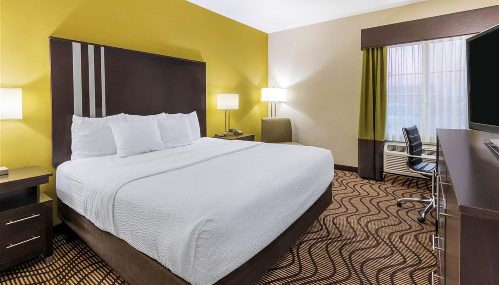 Room - La Quinta Inn & Suites by Wyndham Artesia