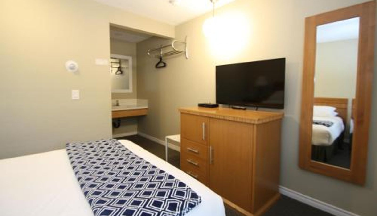 Room - Harrison Spa Motel