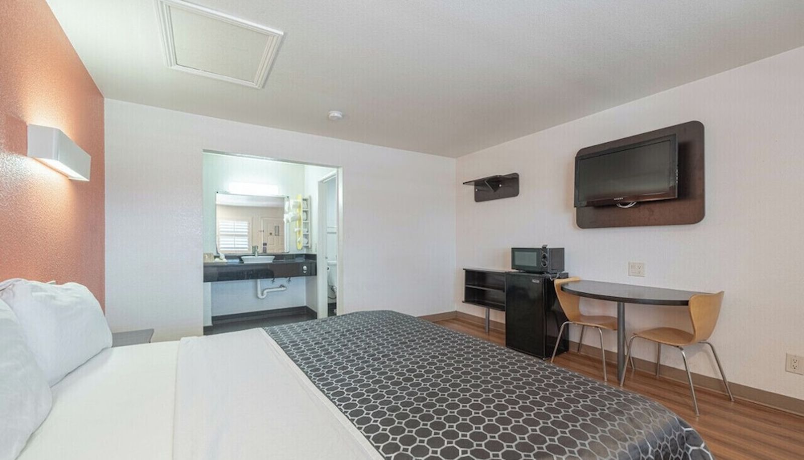 Standard room - Coastal Valley Inn