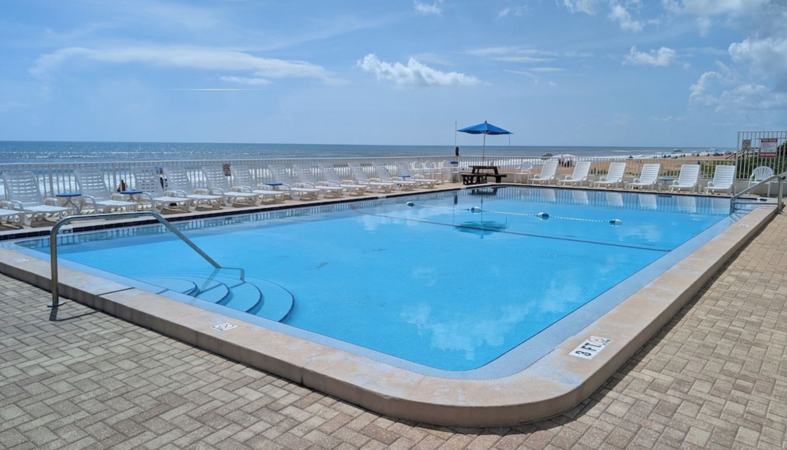 Piscina - Traders Inn Beach Club