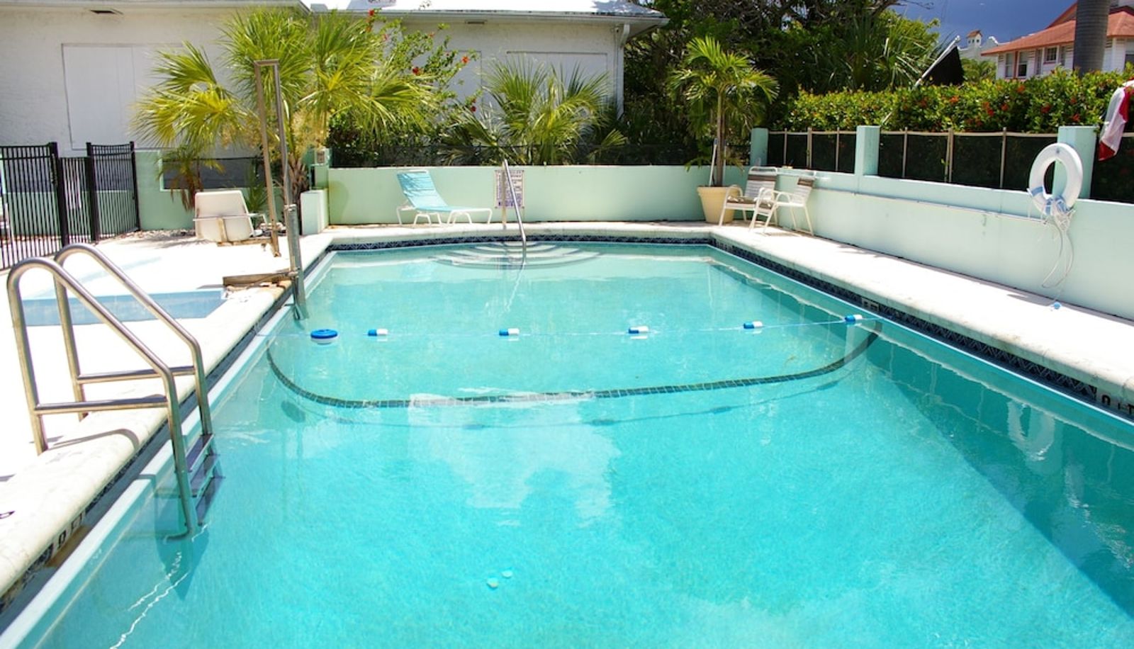 Pool - Holiday House Motel
