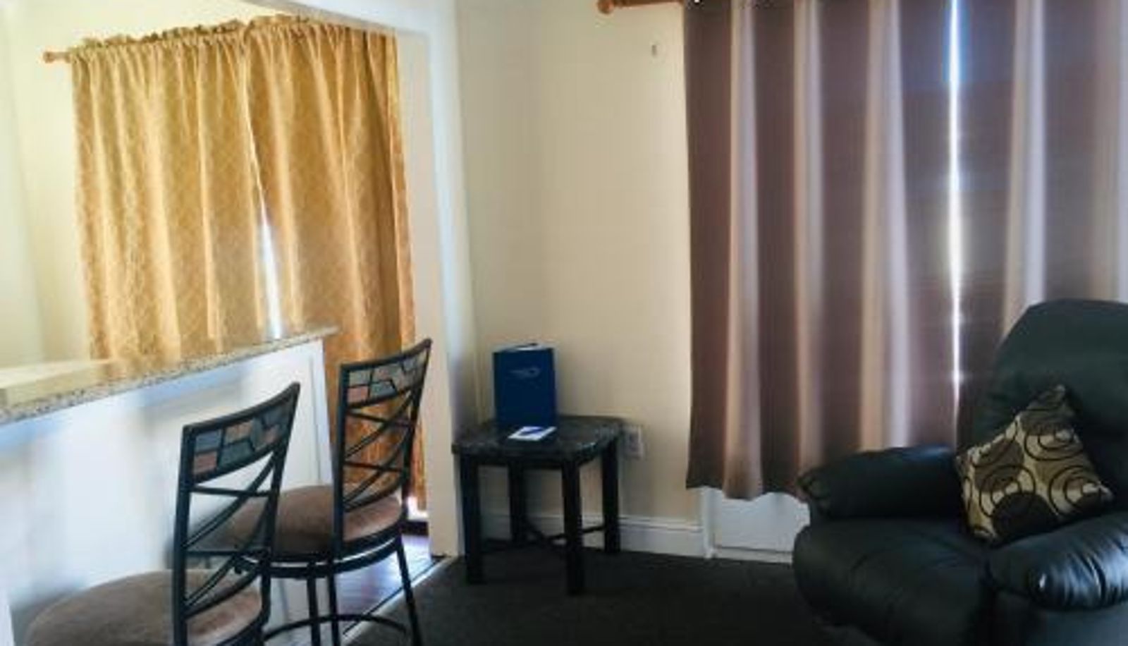 Standard room - Dolphin Cove Motel