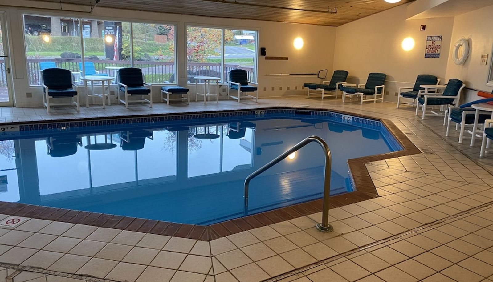 Pool - Spruceglen Inn