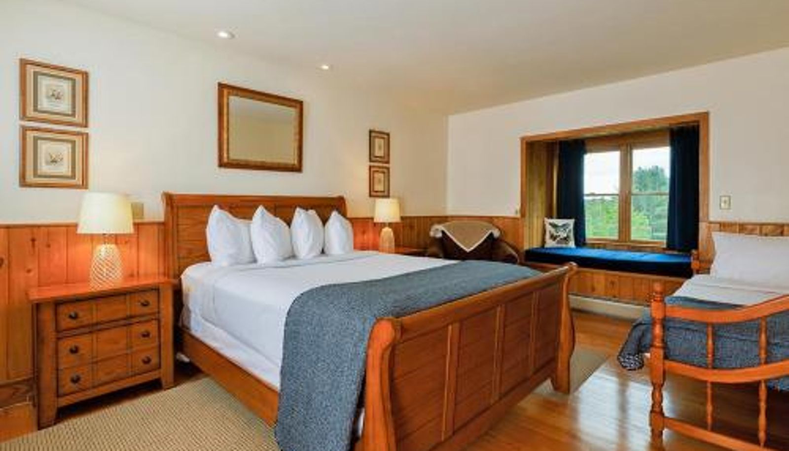 Room - Friends Lake Inn