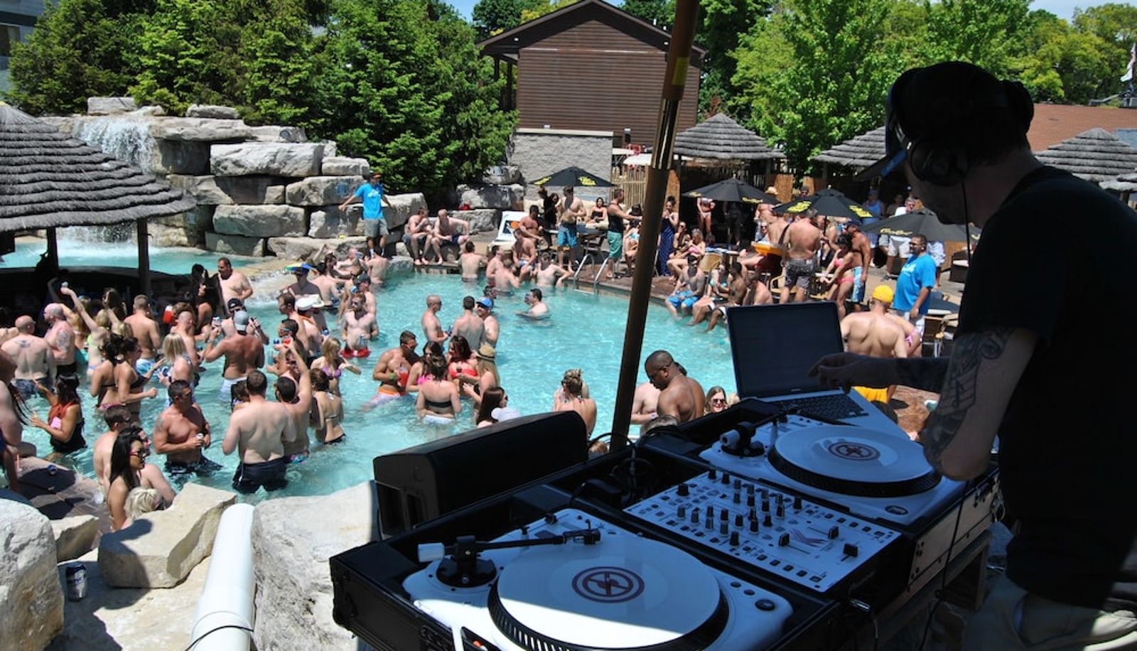 Pool - Commodore Resort