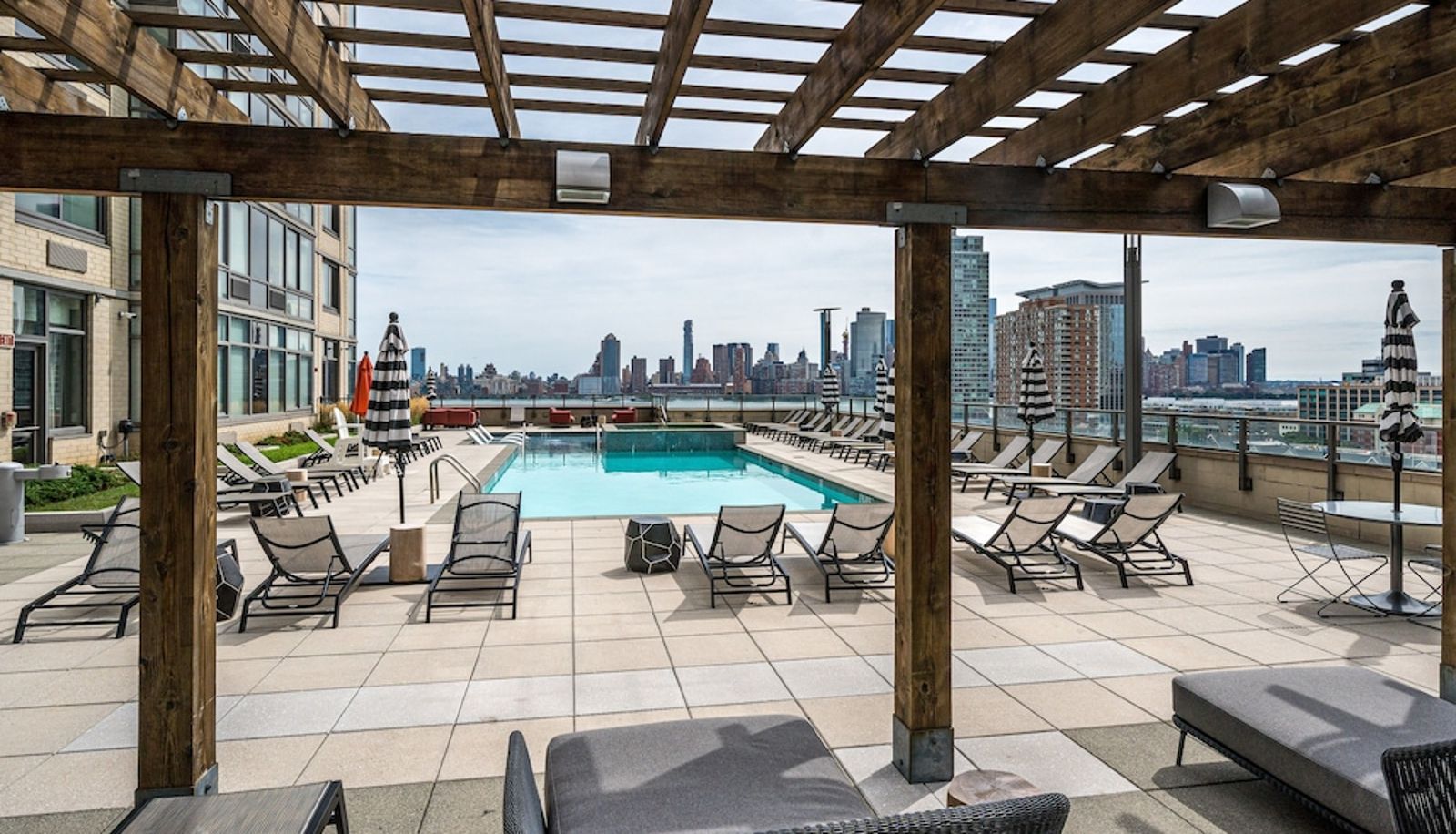 Piscina - Global Luxury Suites Downtown Jersey City