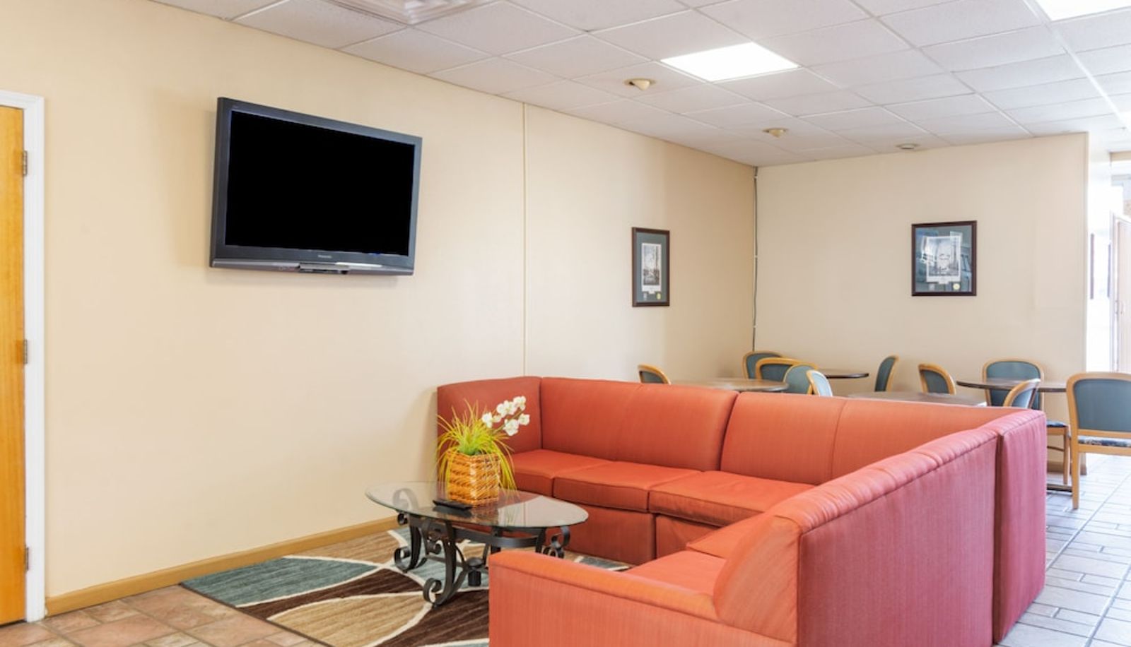 Sala - Travelers Place Inn & Suites