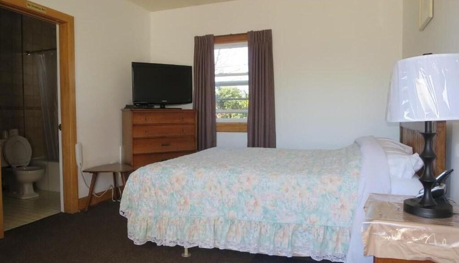Standard room - Holiday Inn Motel