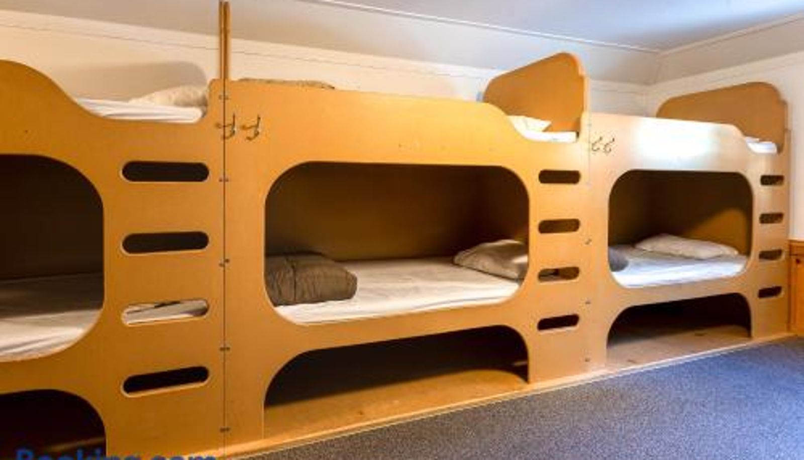 Room - HI Castle Mountain - Hostel