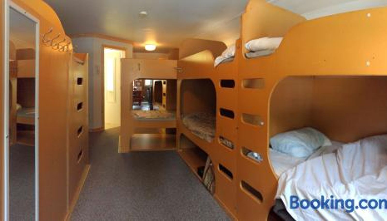 Room - HI Castle Mountain - Hostel