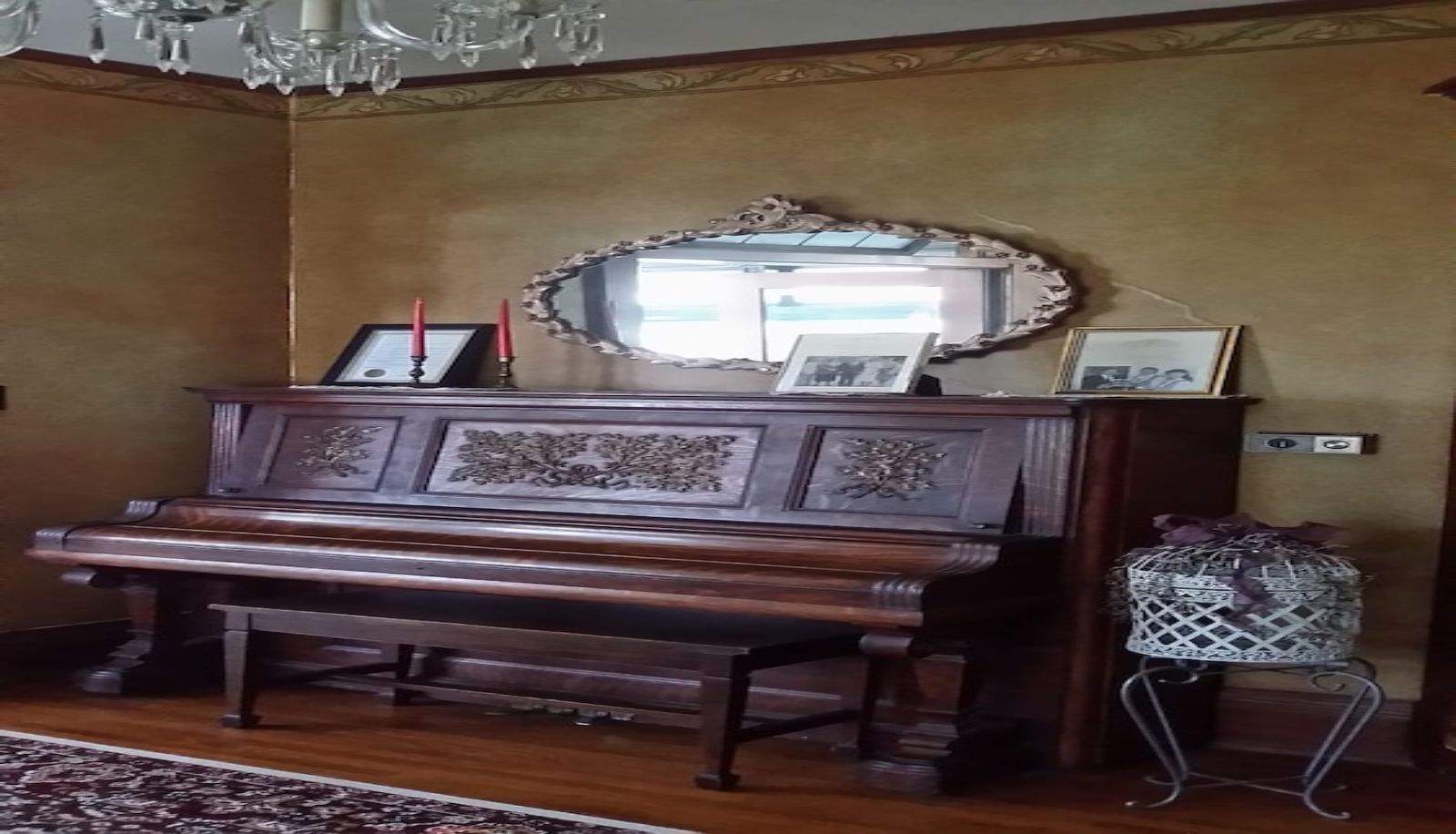 Hall - Chestnut Charm Bed & Breakfast