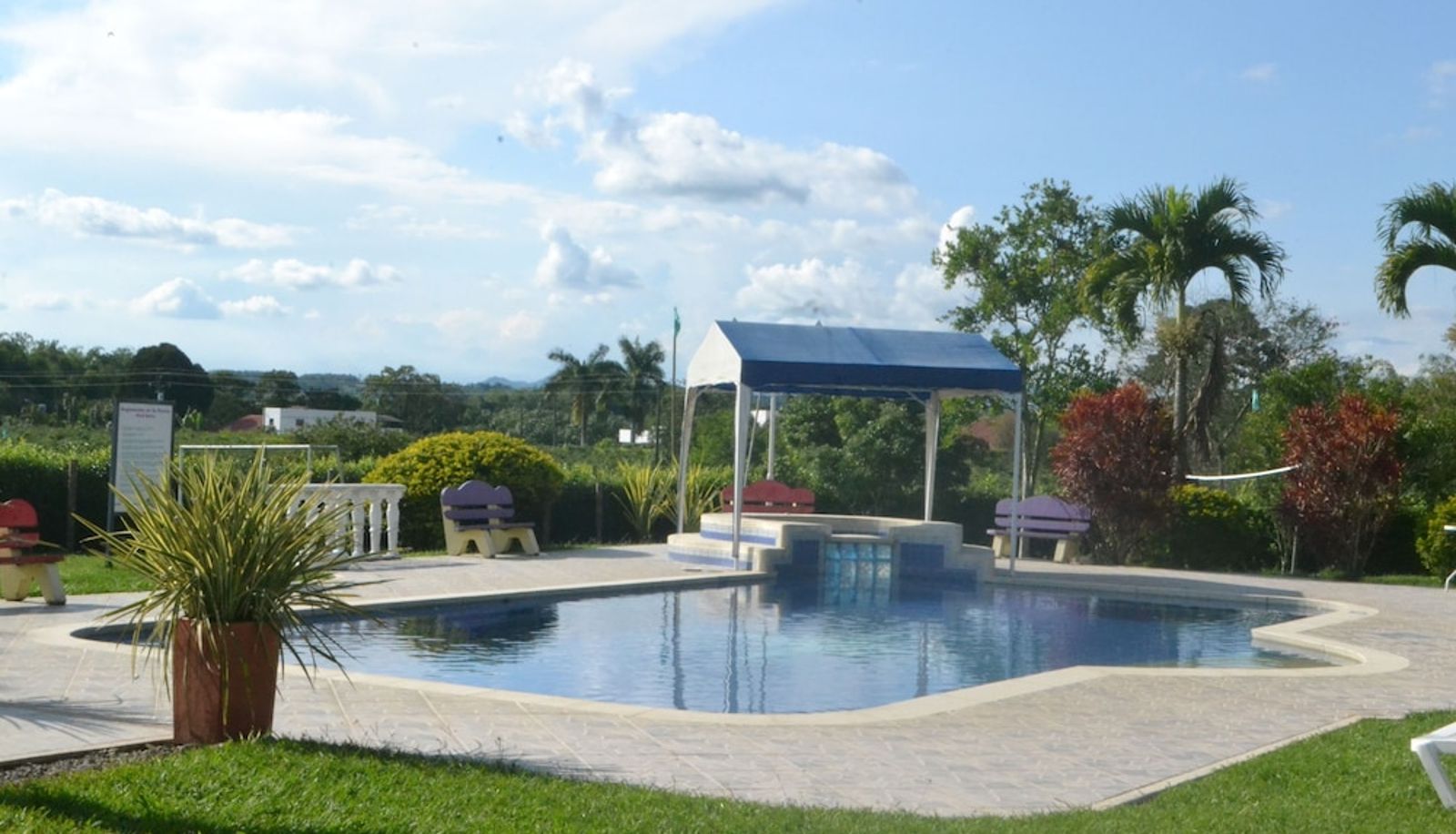 Basen - Finca La Marsellesa