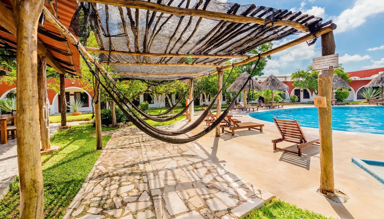 Piscina - Hotel Hacienda Inn Aeropuerto