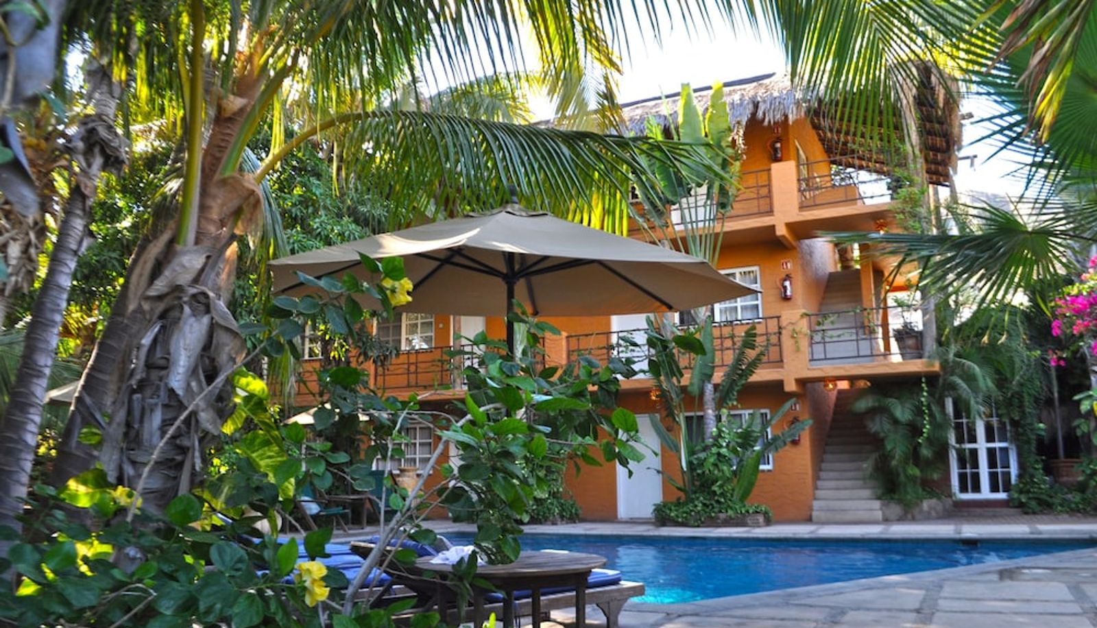 Piscina - The Bungalows Hotel