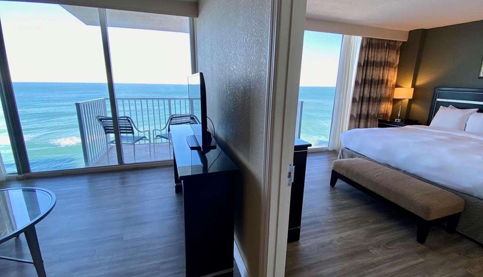 Zimmer - Radisson Suite Hotel Oceanfront