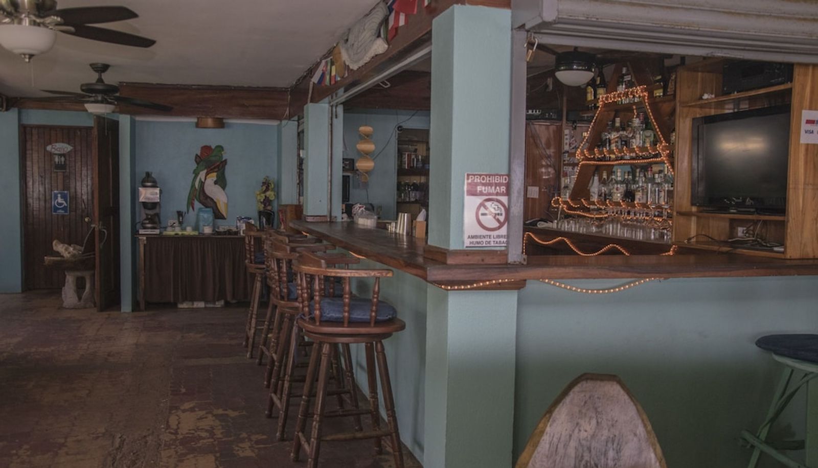 Bar - Pelican Beachfront Hotel
