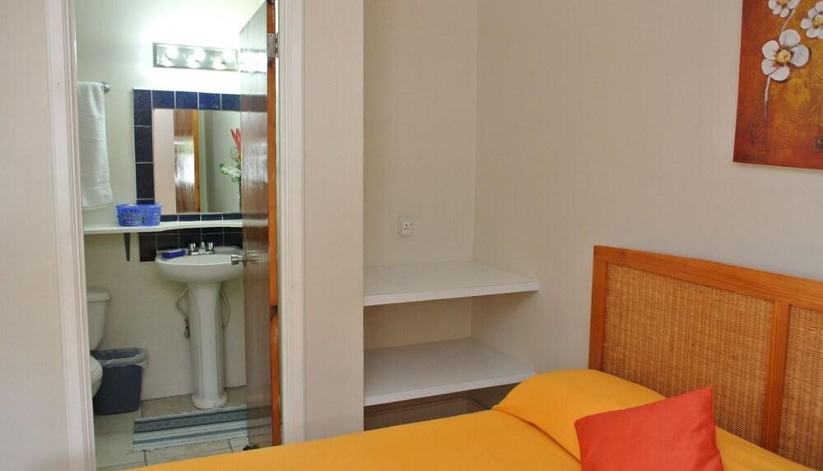 Apartment - Poinsettia Villa Apartments