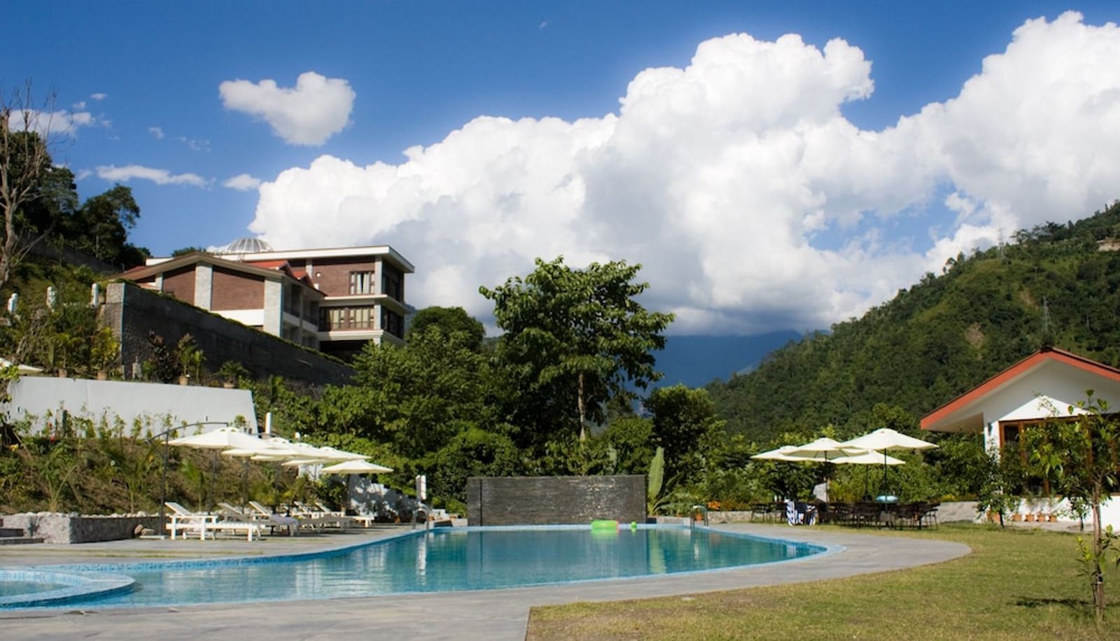 Zwembad - Club Mahindra Baiguney