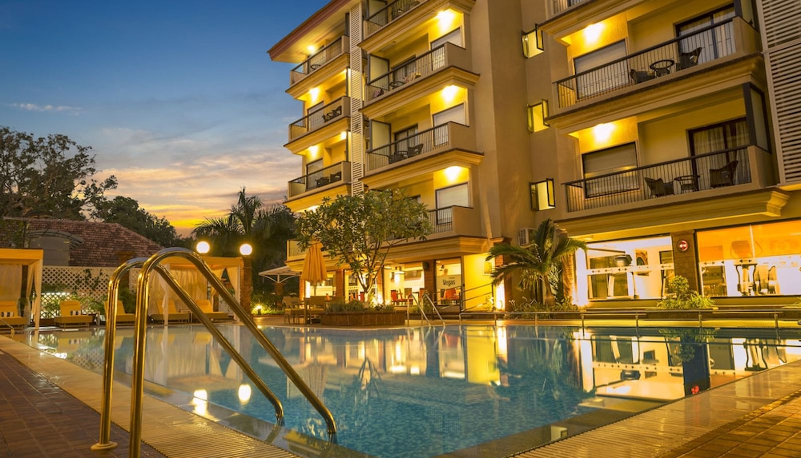 Piscina - Deltin Suites