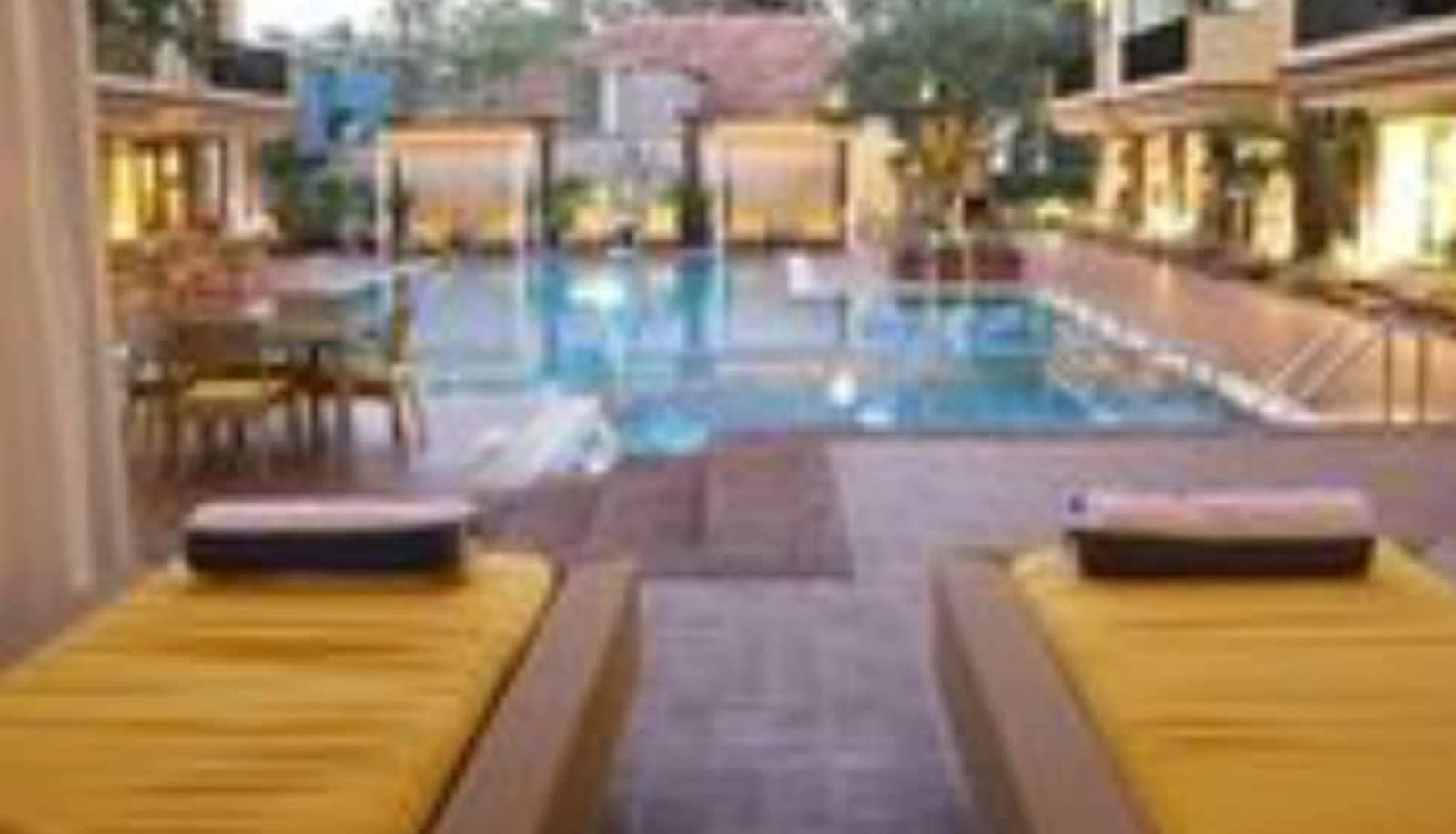 Piscina - Deltin Suites