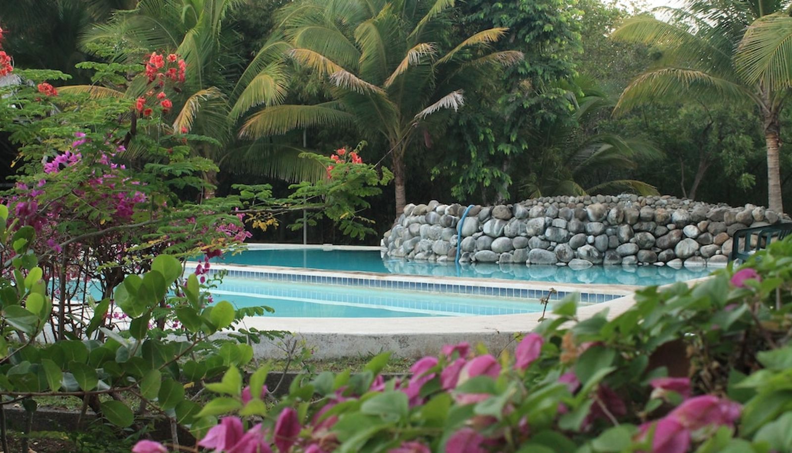 Pool - Puerto Barillas Marina & Lodge