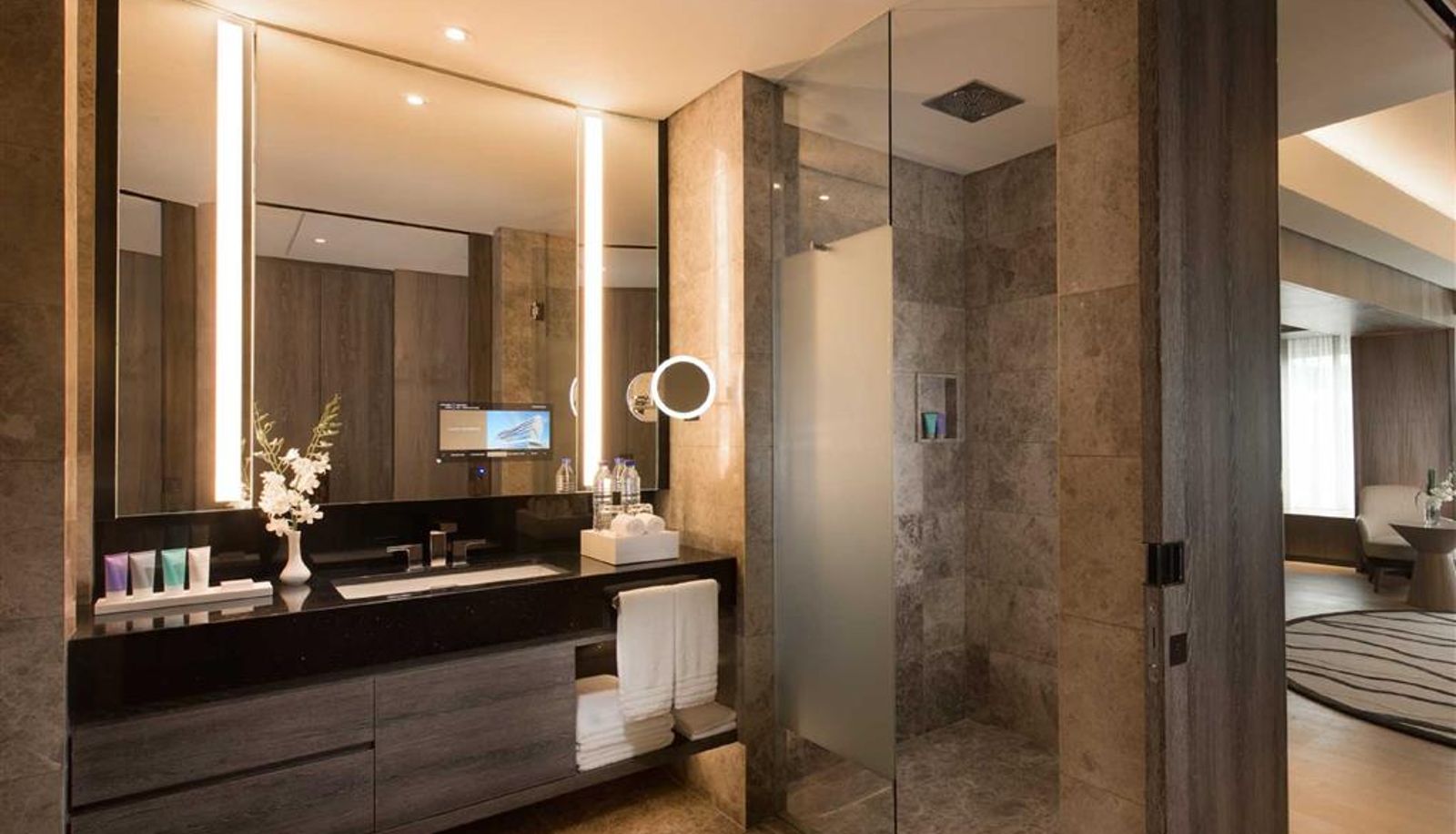 Kamer - Conrad Manila
