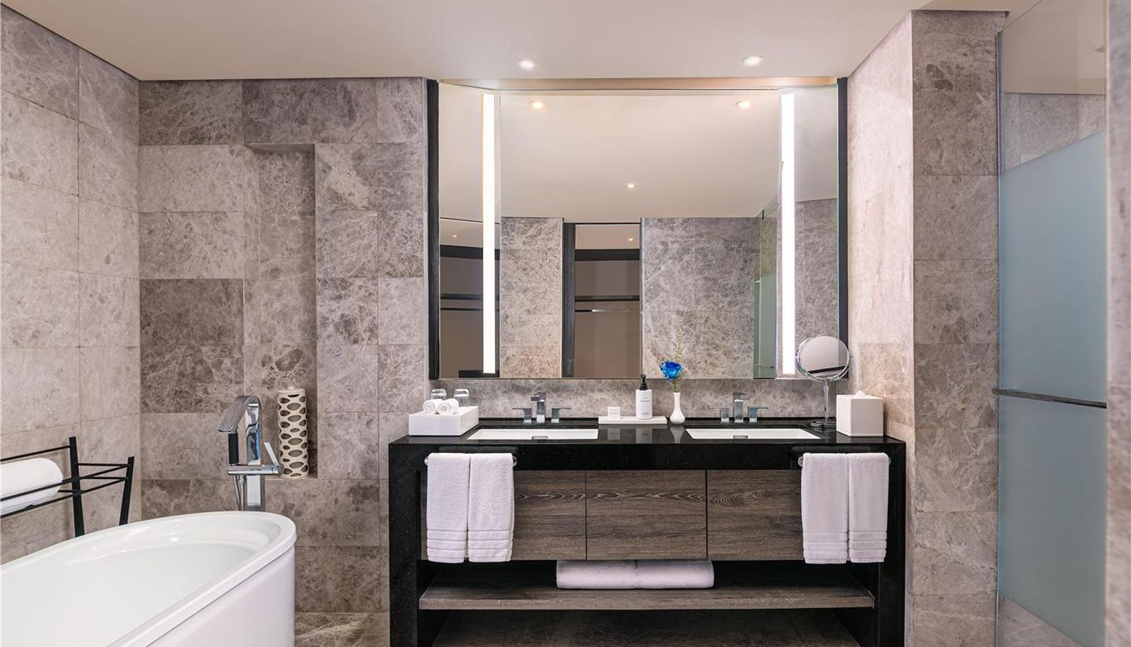Kamer - Conrad Manila