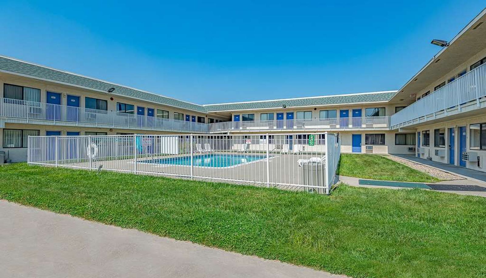 Pool - MOTEL 6 KANSAS CITY