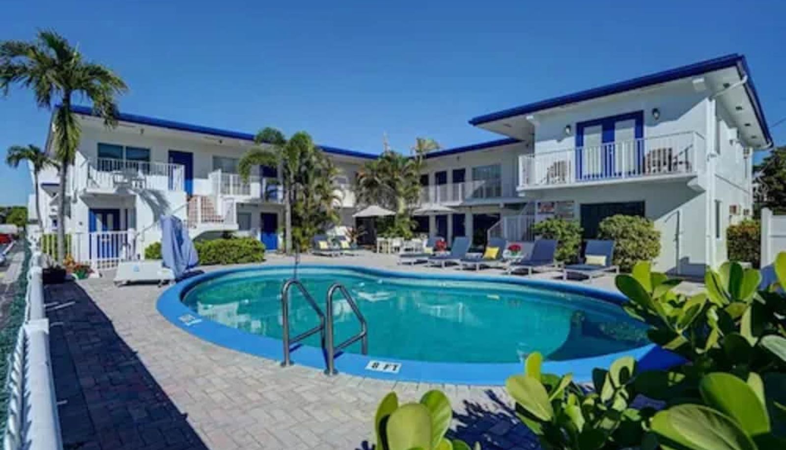 Piscina - Blue Strawberry by the Sea