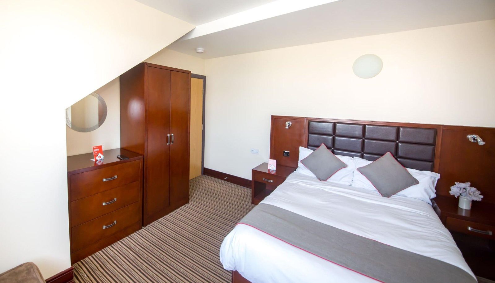 Room - William's Hillsborough Apartments