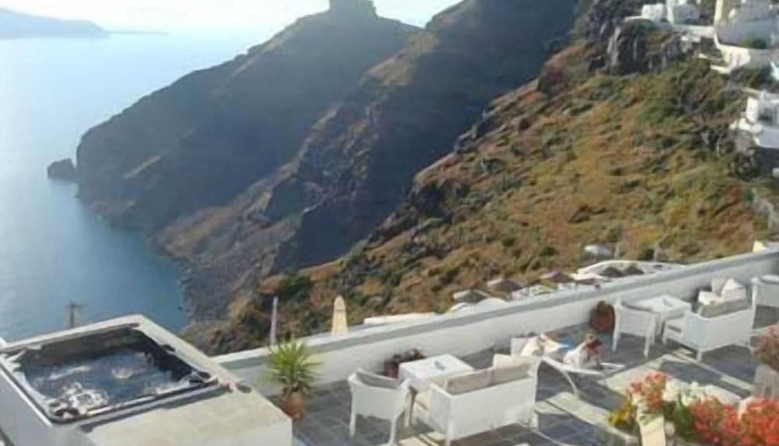 Info - Sun Rocks Boutique Hotel | Caldera View Suites & Sunset Dining Experience