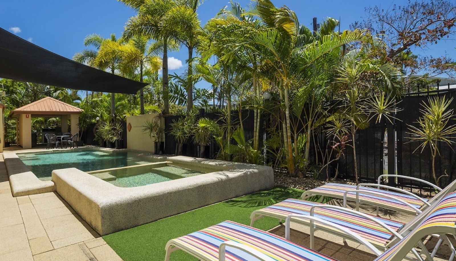 Piscina - City Plaza Apartments