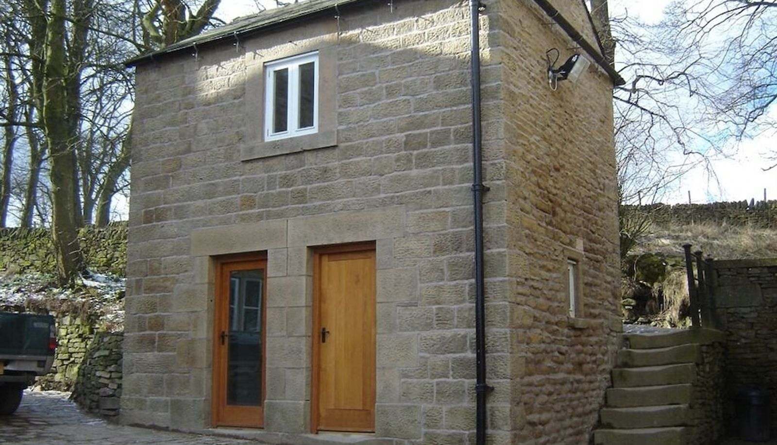 Zona exterior del hotel - Rushop Hall