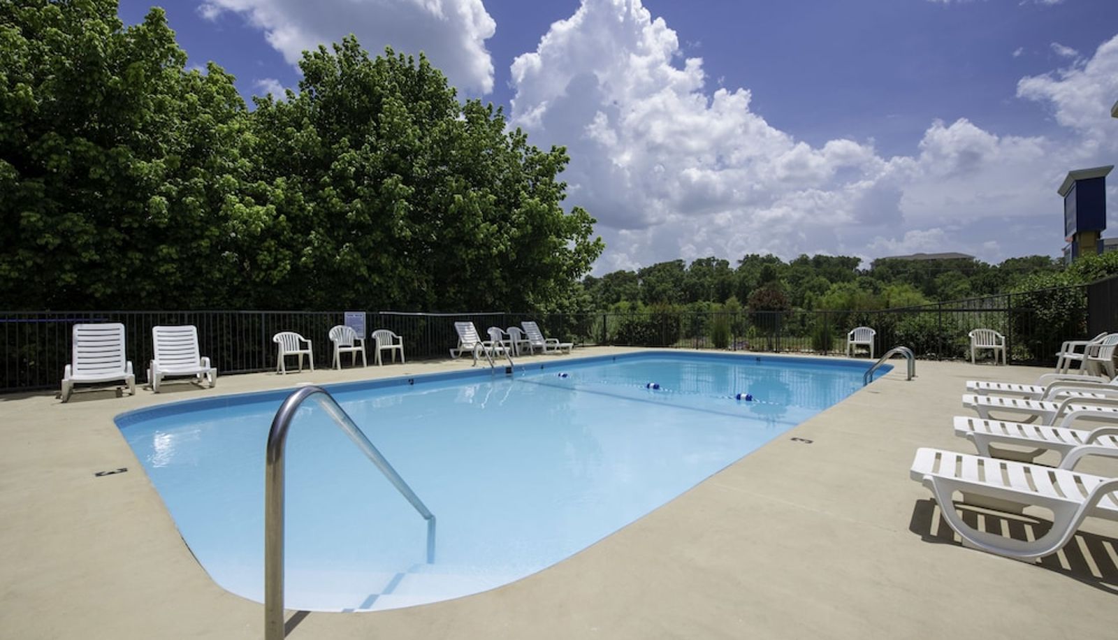 Piscina - Brookwood Inn