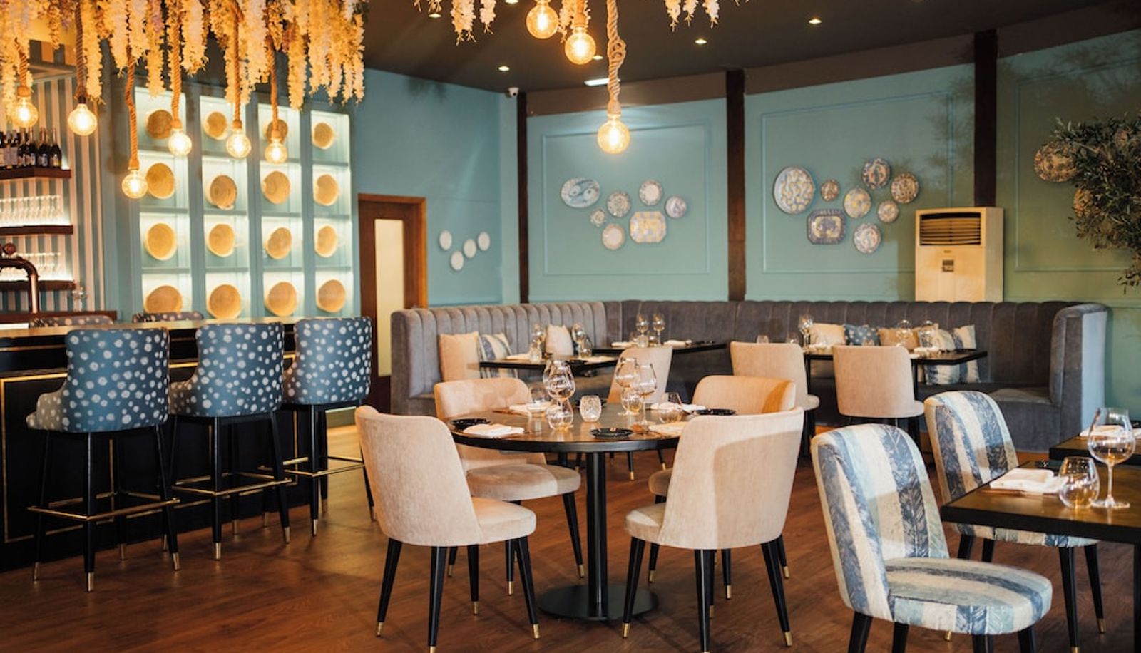 Restaurant - Wine & Books by the sea
