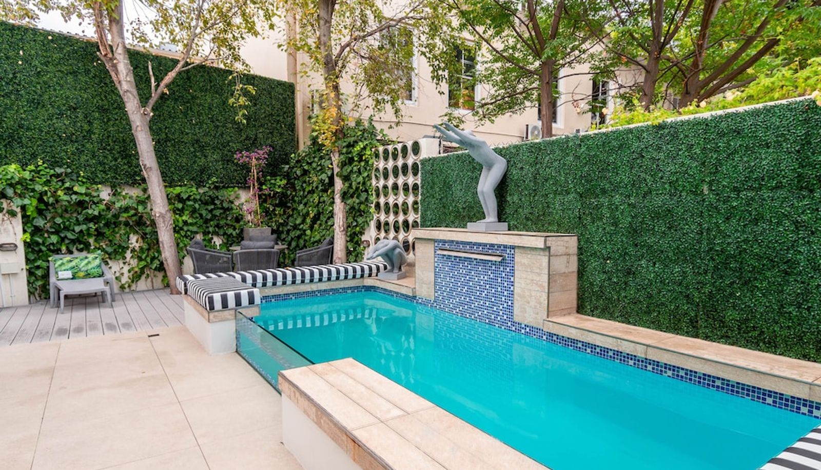Piscina - The Ivy Apartments