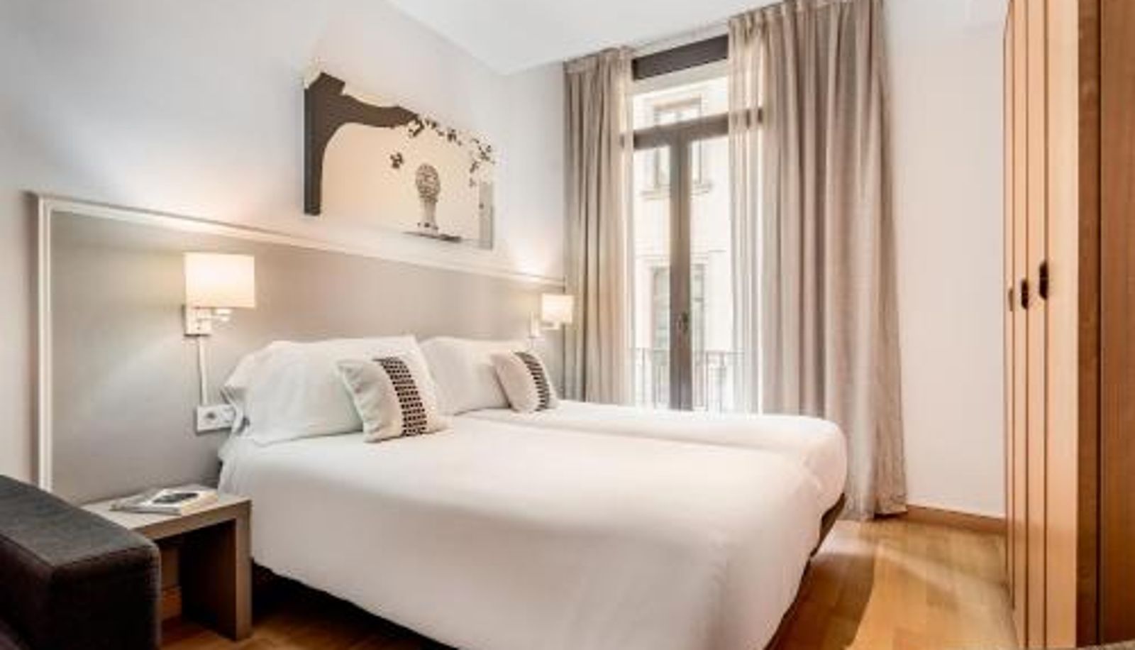 Room - Aspasios Plaza Real Apartments