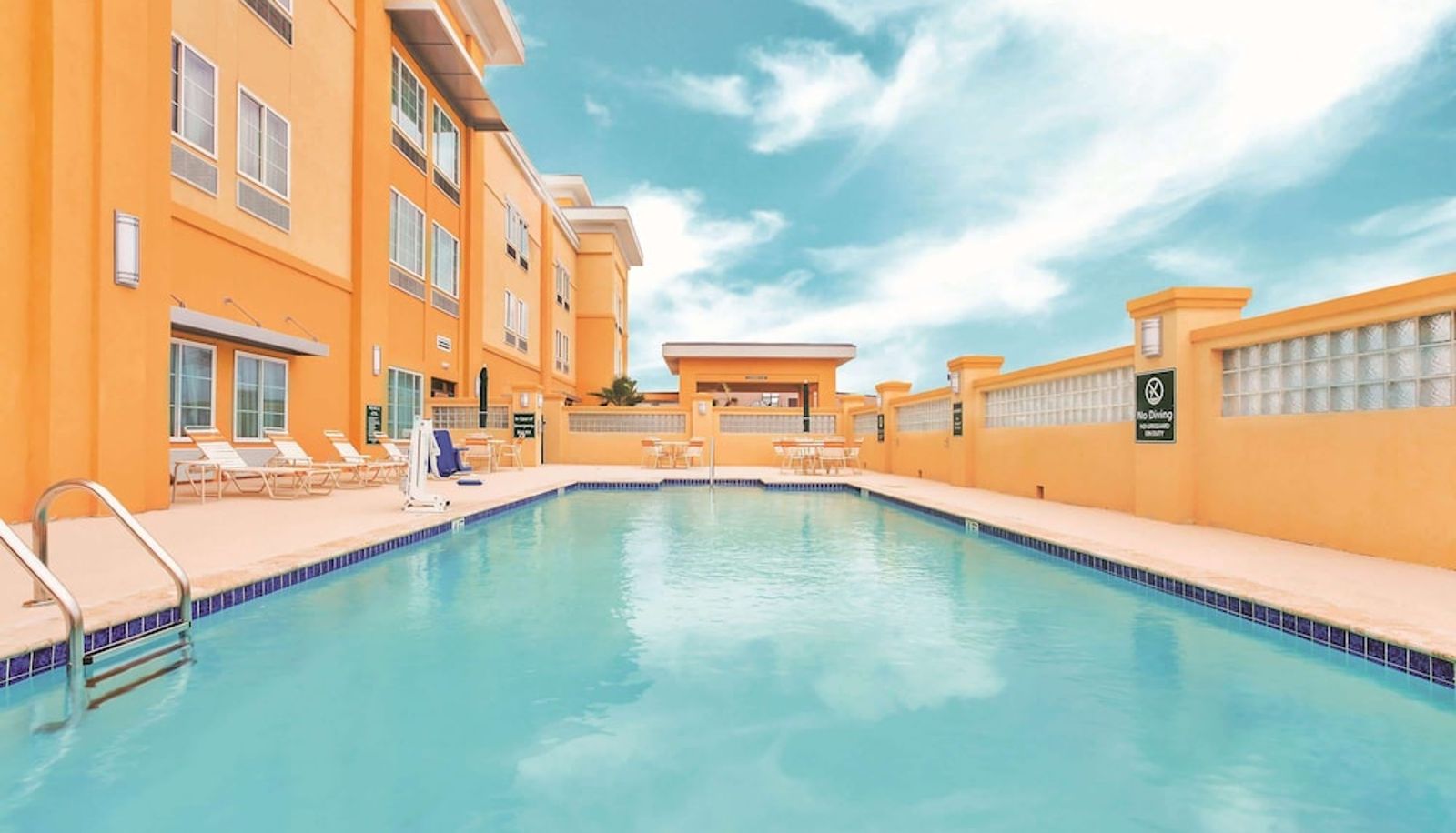 Pool - La Quinta Inn & Suites by Wyndham Cotulla