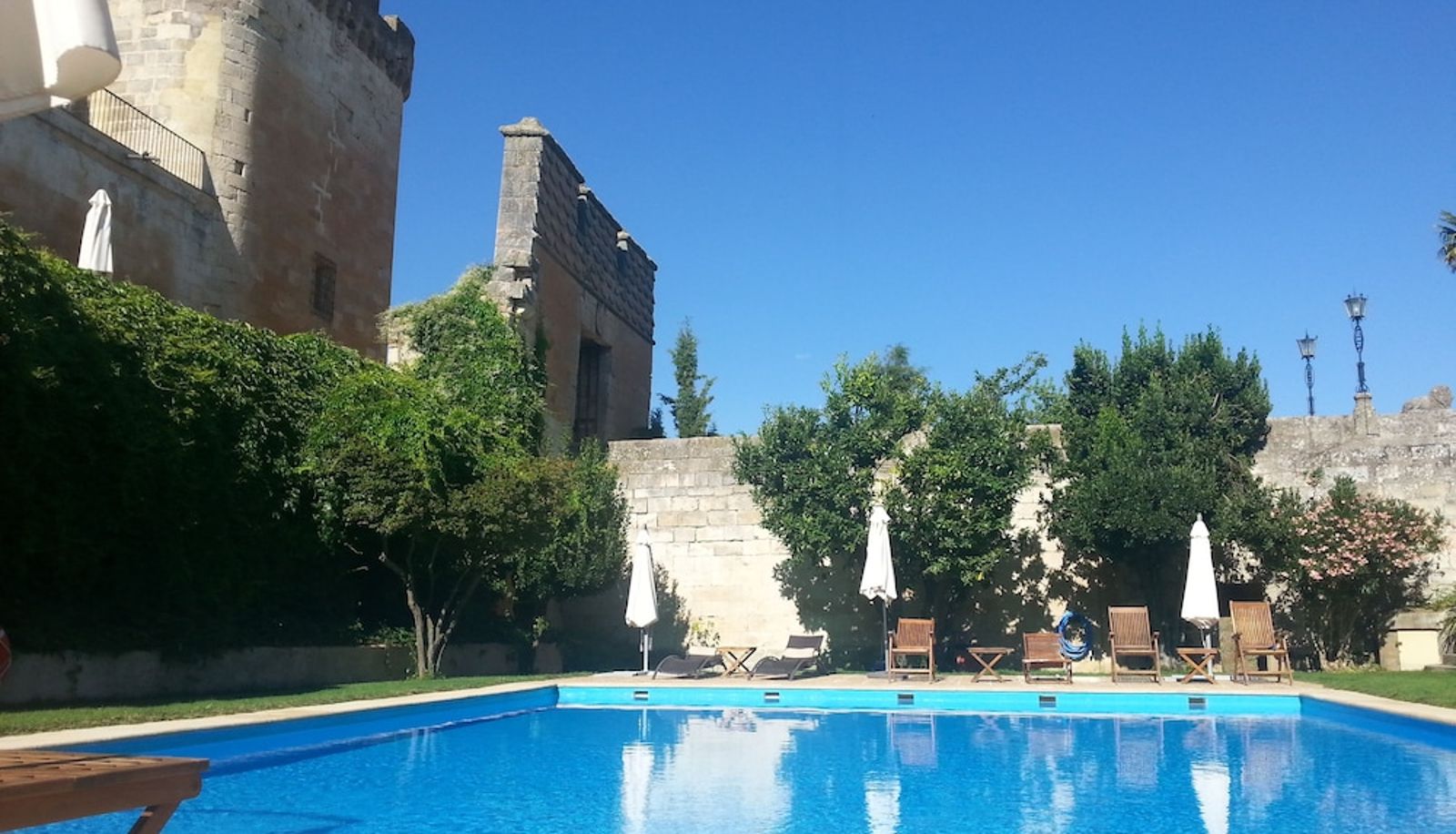 Piscina - Posada Real Castillo del Buen Amor