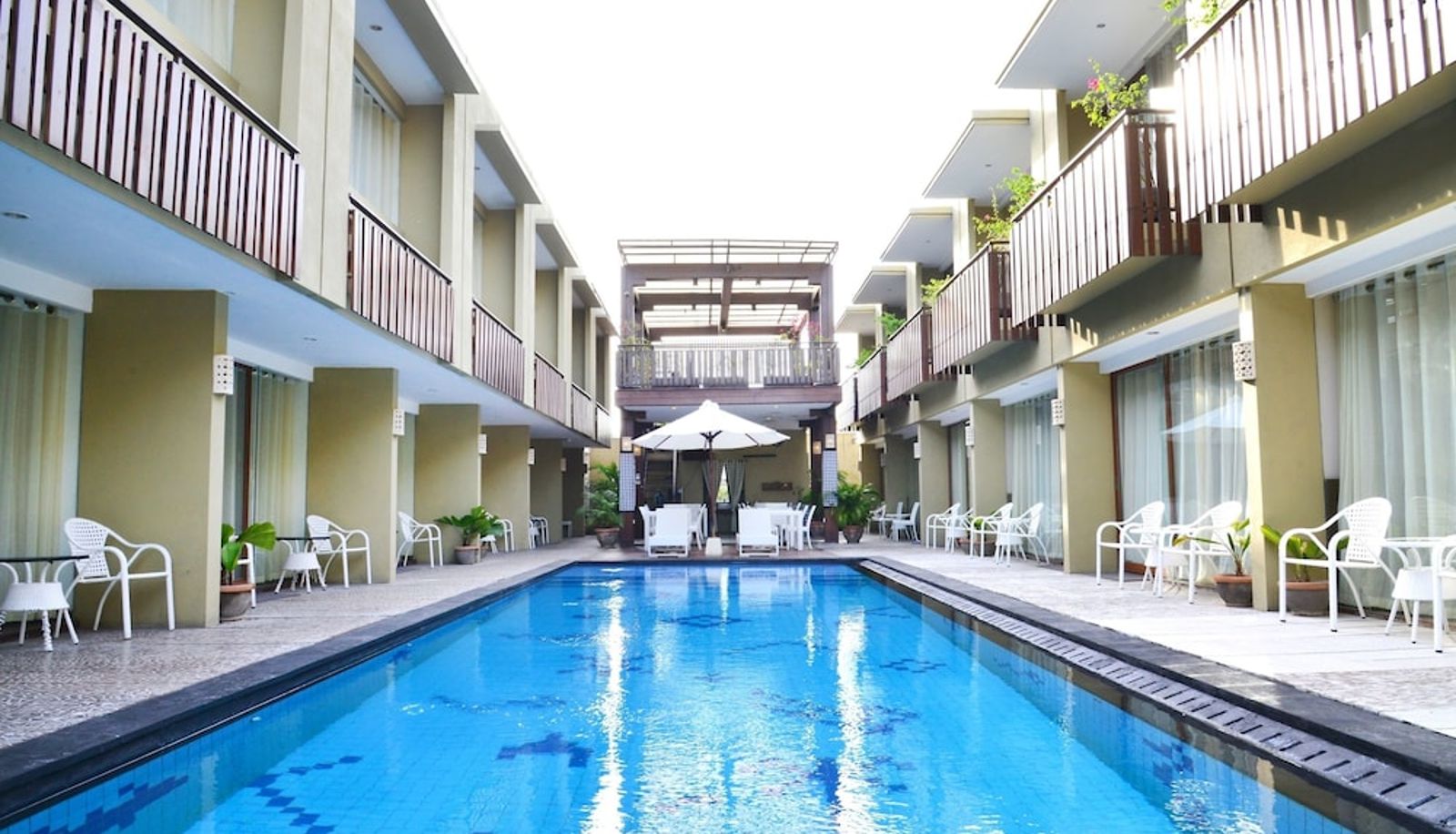 Basen - Devata Suite & Residence