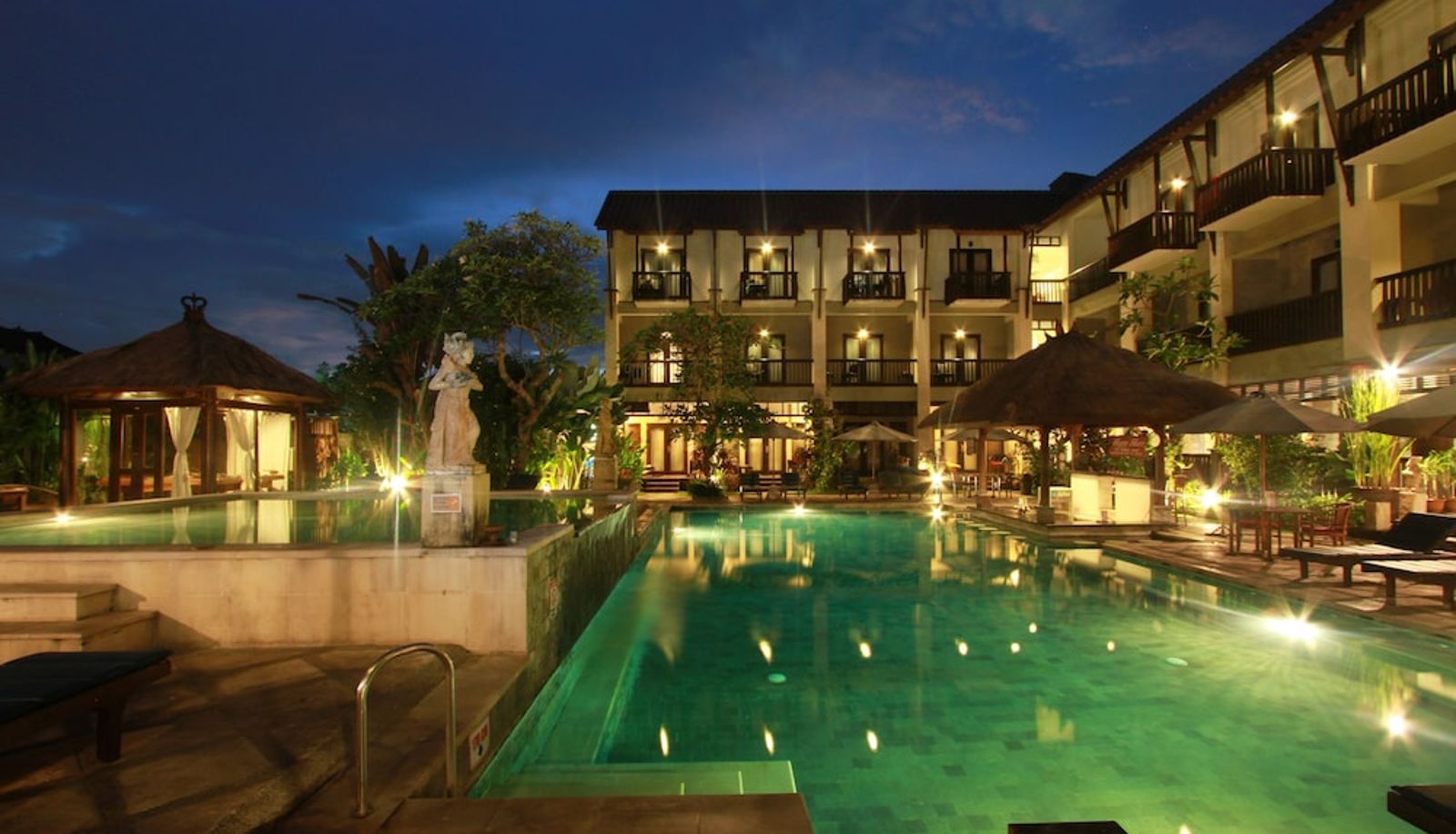 Piscina - The Lokha Legian Resort & Spa