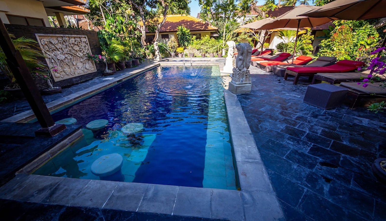 Piscina - Yulia Beach Inn Kuta