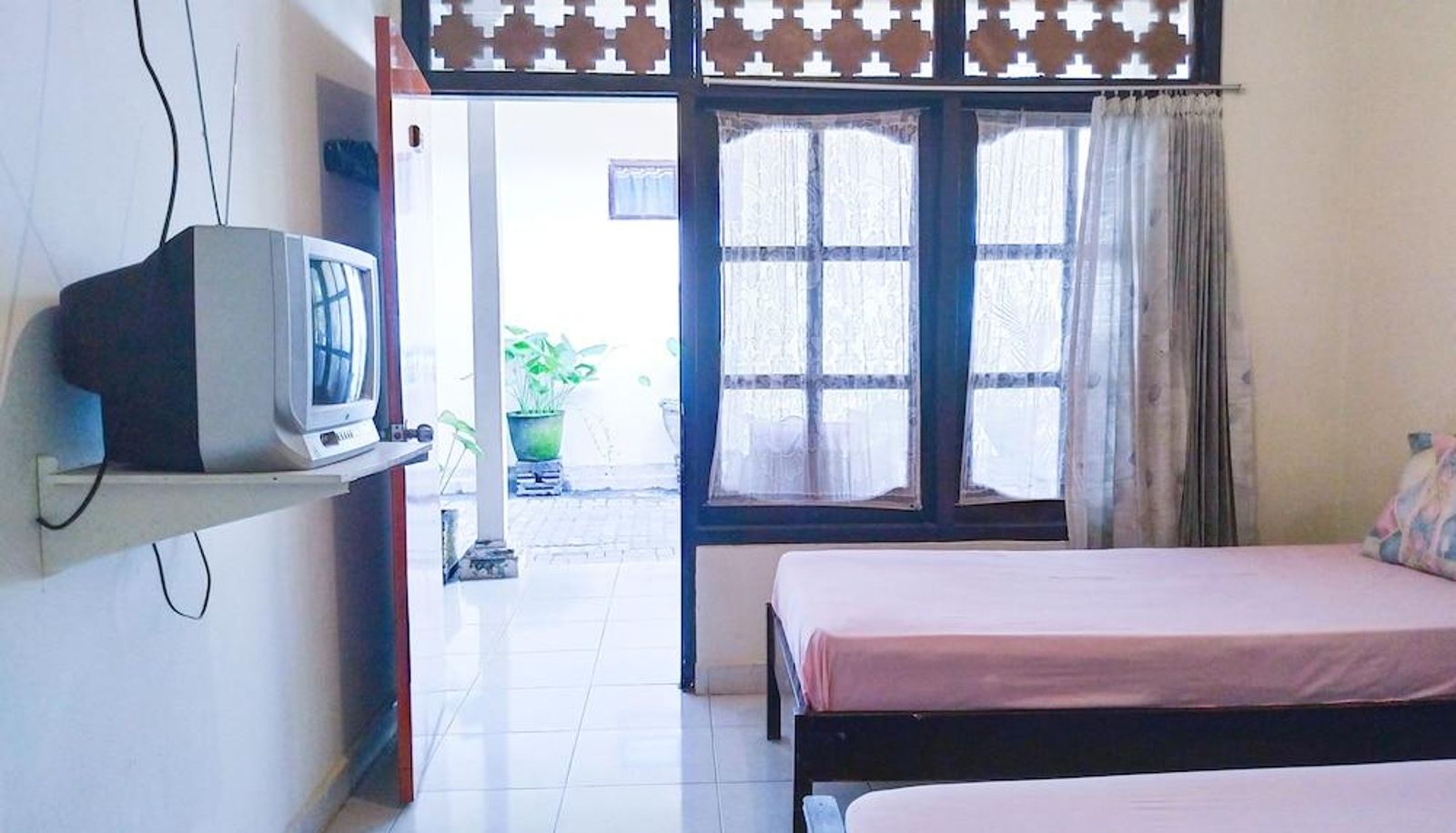 Camera standard - Catur Adi Putra Hotel